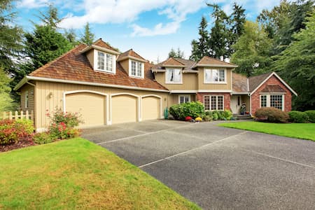 7 Benefits of Professional Driveway Cleaning: Why You Shouldn’t Skip This Home Maintenance Task